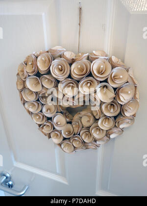 In legno intagliato fiori formata in forma di cuore per porta appeso Foto Stock