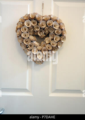 In legno intagliato fiori formata in forma di cuore per porta appeso Foto Stock