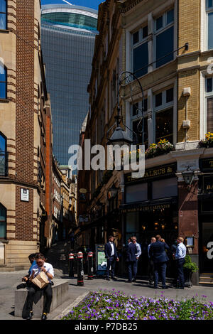 Città di Londra i lavoratori al di fuori il Tricheco e il Legnaiuolo, Public House, London, Regno Unito Foto Stock