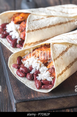 Burrito di pollo sulla tavola di legno Foto Stock