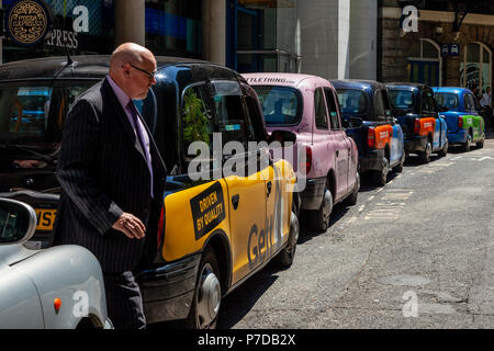 Una fila di tradizionali London taxi fuori di Fenchurch Street Station, London, Regno Unito Foto Stock