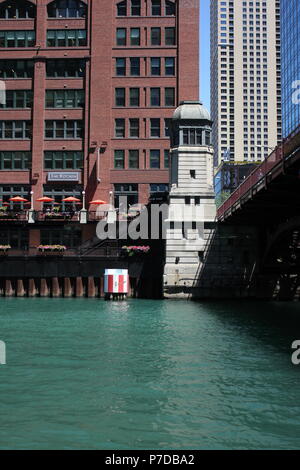 Lungo il fiume Chicago a downtown Chicago River Walk in Illinois. Foto Stock