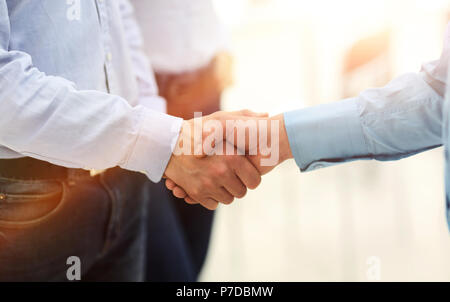 Imprenditore e un collaboratore si stringono la mano durante una riunione. Foto Stock