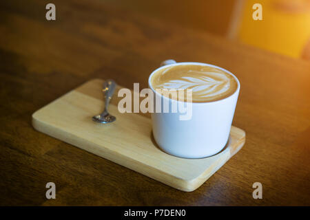 Latte caldo il caffè sul tavolo di legno. Il latte è una bevanda di caffè fatta con caffè espresso e latte vaporizzato. Il termine come usato in inglese è una forma abbreviata di th Foto Stock