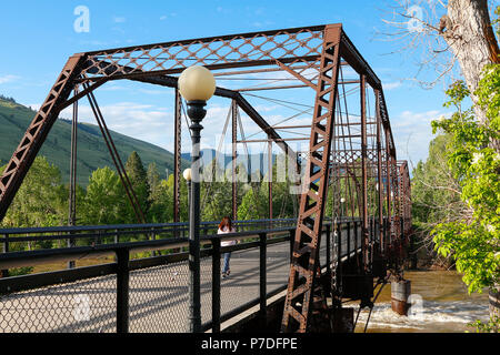 Il Landmark Van Buren passerella sul fiume Clark Fork per il campus della University of Montana di Missoula, Montana. Foto Stock