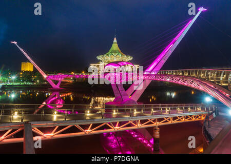 Darul Hana ponte (Jambatan Darul Hana) è meglio conosciuto come il Golden Bridge costruito davanti al Fiume Sarawak. Foto Stock