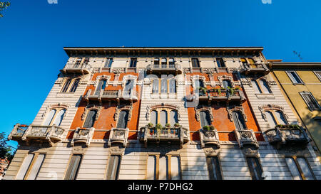 Ultra ampio angolo di visione distorta degli inizi del Novecento in stile art-nouveau building a Milano, Lombardia, Italia Foto Stock