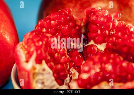 Una bella immagine di ripe melograno aperto con semi rosso vicino. Il Melograno è uno dei simboli dell'anno Ebraico (Rosh Hashanah). Foto Stock