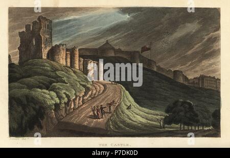 Castello di Scarborough: i turisti a piedi su per la collina fino al XII secolo il castello di pietra. Handcolored incisione su rame di Thomas Rowlandson dopo uno schizzo di J. Verde da schizzi poetici di Scarborough, Ackermann, Londra, 1813. Foto Stock