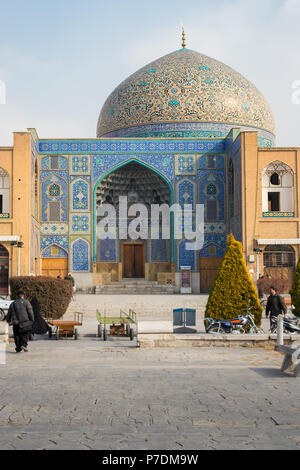 La suggestiva e coloratissima cupola del Sceicco Lotfollah Mosque a Naqsh-e-JAHAN Piazza, Isfahan, Iran. Foto Stock