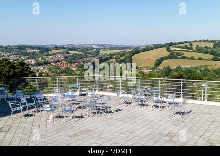 La Exeter University, Streatham Campus, Exeter Devon, Inghilterra, Regno Unito. Student & patio per gli ospiti con posti a sedere che si affaccia sulla Valle di Exe area del Devon Foto Stock