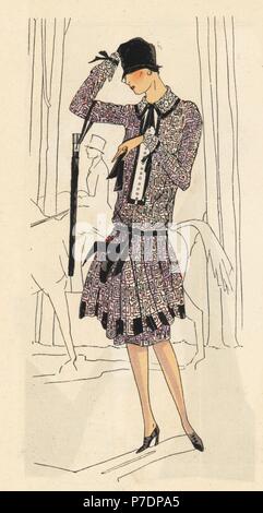 La donna nel pomeriggio vestito in velluto stampato, con la canna da zucchero e la cloche hat. Pochoir Handcolored (stencil) litografia dal lusso francese rivista di moda arte, gotta, Beaute, 1927. Foto Stock