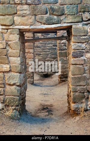 Porta all edificio costruito dagli Indiani Anasazi, Aztec Ruins National Monument, Nuovo Messico, STATI UNITI D'AMERICA Foto Stock