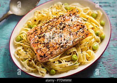 Rosa selvatica di filetto di salmone al limone, salsa di aneto Foto Stock