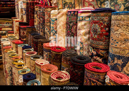 Fatte a mano tappeti Turchi in un negozio di tappeti in Grand Bazaar, Istanbul, Turchia. Foto Stock