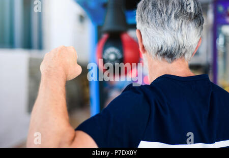 Uomo senior di punzonatura del boxer arcade a carnevale Foto Stock