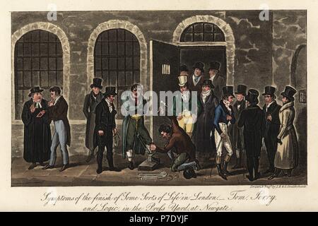 Inglese dandies visitando un condannato avente il suo biscottini rimosso da un fabbro nel premere cortile a Newgate prigione. I sintomi della fine di alcuni tipi di vita a Londra. Handcolored incisione su rame da Isaac Robert Cruikshank e George Cruikshank da Pierce Egan la vita in Londra, Sherwood, Jones, Londra, 1823. Foto Stock