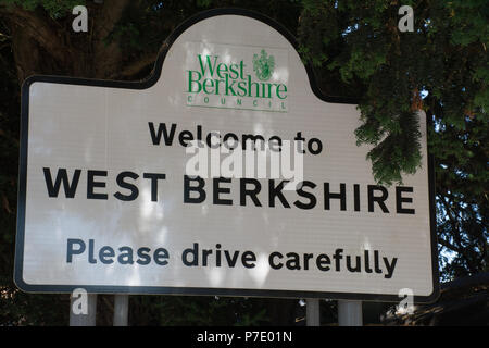 Benvenuto a West Berkshire cartello stradale, chiedere alla gente di guidare con prudenza, immettendo Streatley on road da Goring-on-Thames Foto Stock