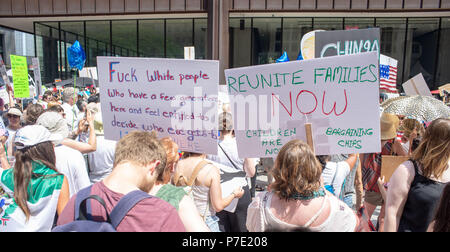 I segni e la folla a famiglie appartengono insieme - Chicago Marzo, Giugno 30, 2018 Richard J Daley Center, Chicago, IL Foto Stock