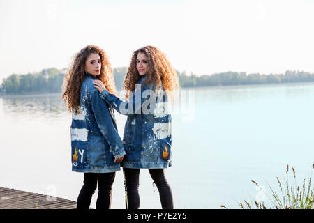 Fashion blogger gemelli dal lago, Mantova, Lombardia, Italia Foto Stock