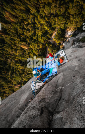 Due arrampicatori su portaledge su triple diretto, El Capitan, vista aerea, Yosemite Valley, California, Stati Uniti d'America Foto Stock