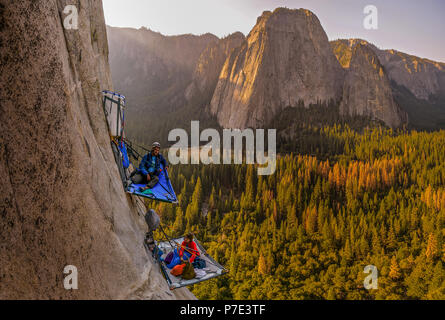 Due arrampicatori su portaledge su triple diretto, El Capitan, Yosemite Valley, California, Stati Uniti d'America Foto Stock