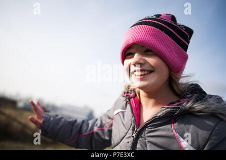 Felice ragazza giovane con beanie hat Foto Stock