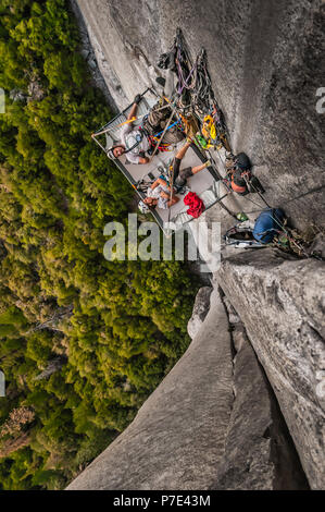 Arrampicatori giacente sul portaledge, Muir parete, su El Capitan, Yosemite Valley, California, Stati Uniti Foto Stock