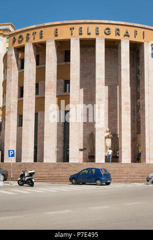 Italia Sicilia Agrigento Poste e Telegrafi 30s stile fascista costruire statue colonne pilastri post office street scene auto motor passi di ciclo scale Foto Stock