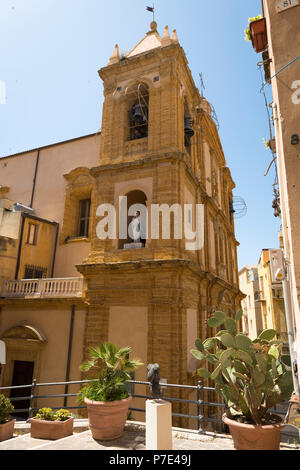 Italia Sicilia Agrigento Chiesa di s. Francesco Chiesa di San Francesco torre campanaria banderuola Madonna e Bambino statua scultura balcone cactus cactus Foto Stock