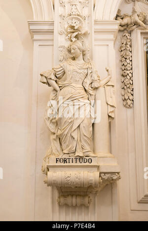 Italia Sicilia Agrigento Piazza Purgatorio Chiesa di San Lorenzo ricostruita 1600s famosa sculture statue delle virtù cristiane Fortitudo forza coraggio Foto Stock