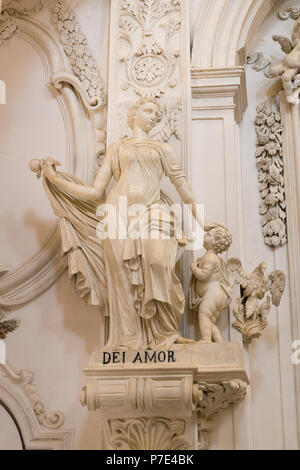 Italia Sicilia Agrigento Piazza Purgatorio Chiesa di San Lorenzo ricostruita 1600s famosa sculture statue delle virtù cristiane dei Amor per amore di Dio Foto Stock