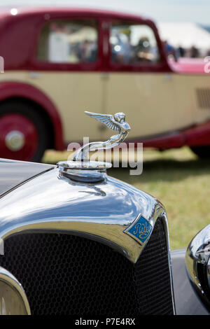 Vecchio stile ornamento del cofano su un vintage Riley auto al festival di volano. Bicester Heritage Centre, Oxfordshire, Inghilterra Foto Stock