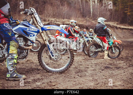 Novokuzneck, Russia - 21.04.2018: Close-up di biker seduto sul motociclo in punto di partenza prima dell inizio della gara Foto Stock