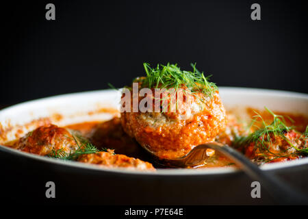 Le polpette di carne con salsa di pomodoro sulla tavola Foto Stock