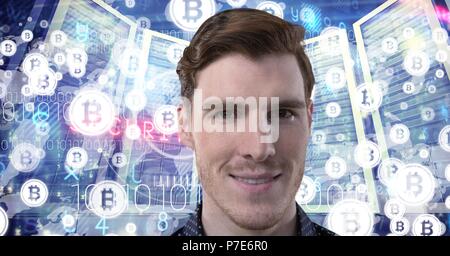 Uomo con i server di computer e tecnologia bitcoin interfaccia informazioni Foto Stock