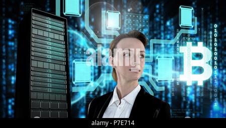 Donna con computer e server bitcoin informazioni di tecnologia di interfaccia Foto Stock