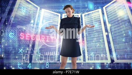 Donna con computer server e informazioni di tecnologia di interfaccia Foto Stock