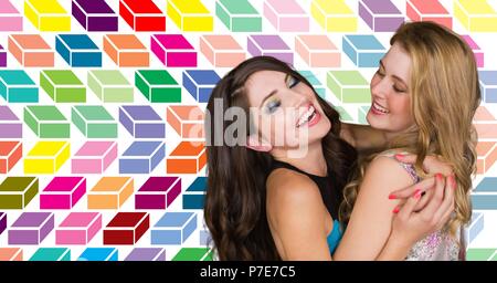 Le donne amici abbracciando con colorati modello geometrico Foto Stock