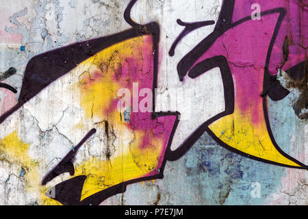 MINSK, Bielorussia - 13 Aprile 2018: bright street art background. coloratissimo graffito su vecchi graffiato parete della città Foto Stock