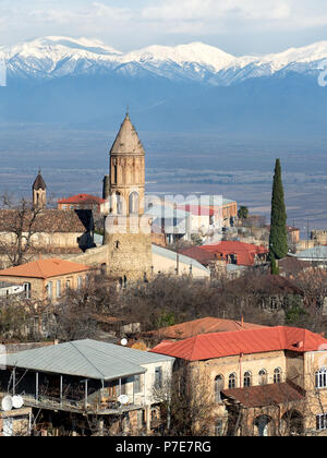 Vista di Sighnaghi città storica e innevate montagne del Caucaso, regione di Kakheti, Georgia Foto Stock