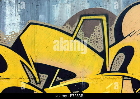 MINSK, Bielorussia - 13 Aprile 2018: i colori verniciati a spruzzo i graffiti sulla parete della città. contemporanea cultura di strada Foto Stock