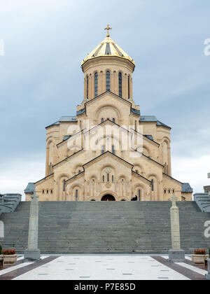 La Cattedrale della Trinità, comunemente noto come Sameba, è la principale cattedrale della Chiesa Ortodossa Georgiana chiesa situata a Tbilisi, capitale della Georgia Foto Stock