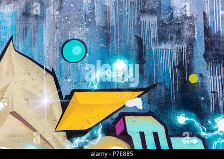 MINSK, Bielorussia - 13 Aprile 2018: i colori verniciatura a spruzzo sulla parete di strada. Frammento di street graffiti Foto Stock