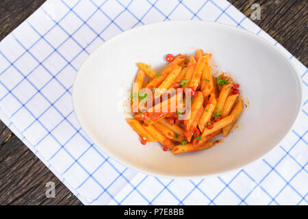 Penne Pasta con salsa arrabiata Foto Stock