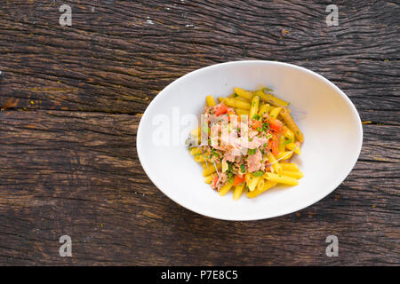 Penne Pasta con tonno e pomodori freschi Foto Stock