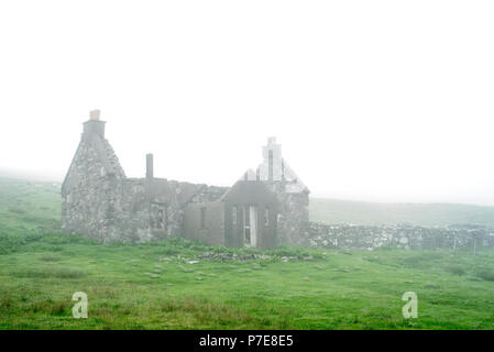 Crofter abbandonati in casa una nebbia fitta, isole Shetland, Scotland, Regno Unito Foto Stock