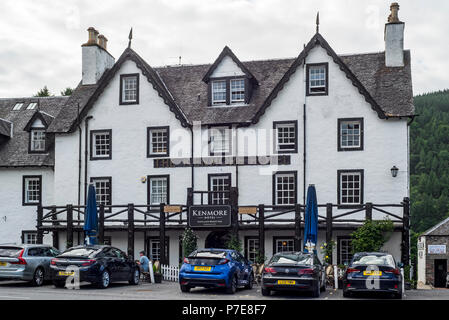 Le vetture dei turisti di fronte all'Hotel a Kenmore, Perth and Kinross, Perthshire nelle Highlands della Scozia, Regno Unito Foto Stock