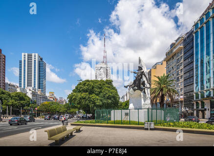 9 de Julio Avenue e Don Quijote de la Mancha monumento - Buenos Aires, Argentina Foto Stock