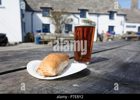 Pasty e una pinta di birra presso la famosa piazza e bussola Pub di Worth Matravers Dorset, Regno Unito - 30 Aprile 2018 Foto Stock